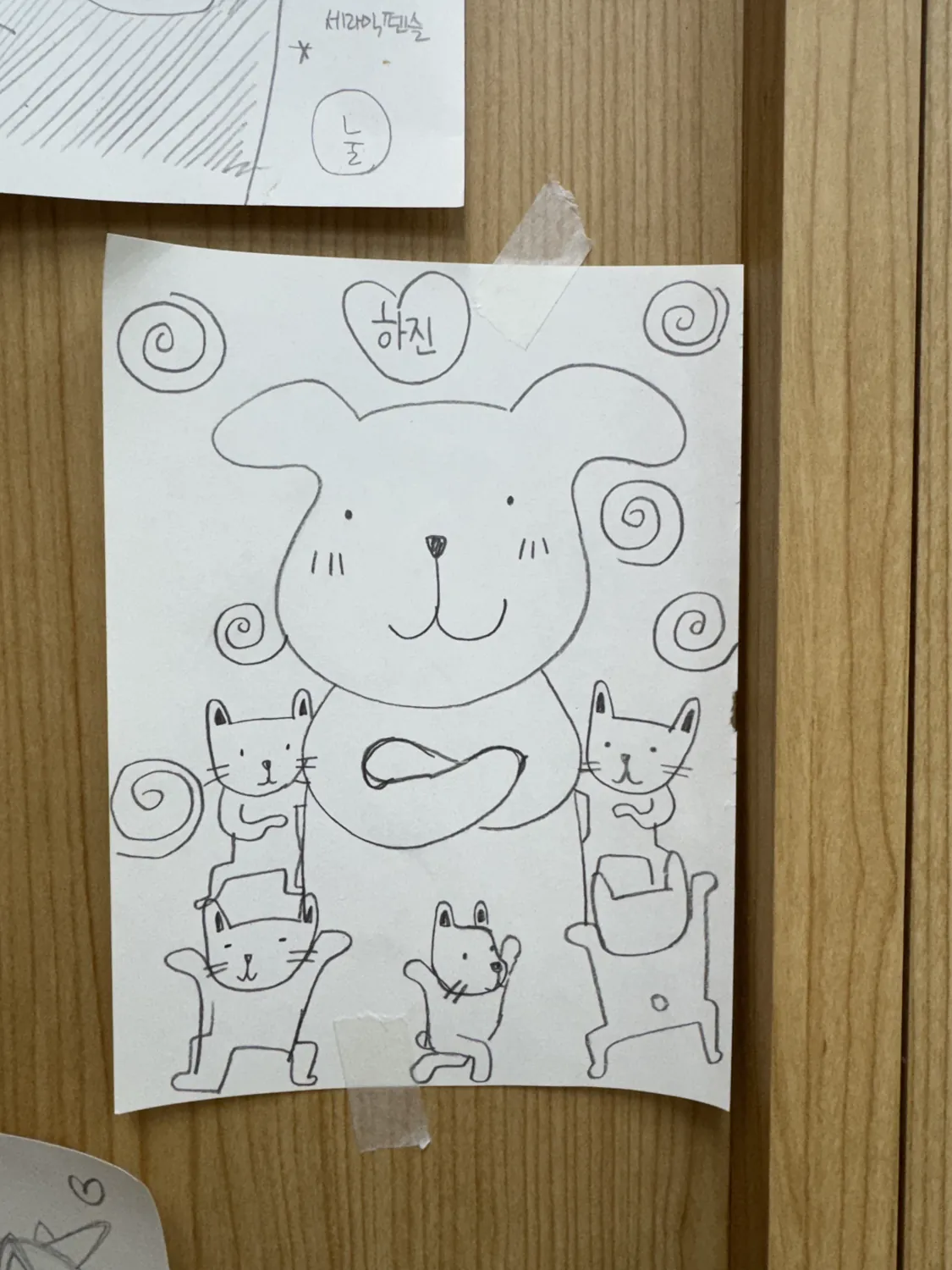 누렁이 캐릭터와 종이 작품을 모아 둔 전시 준비 사진